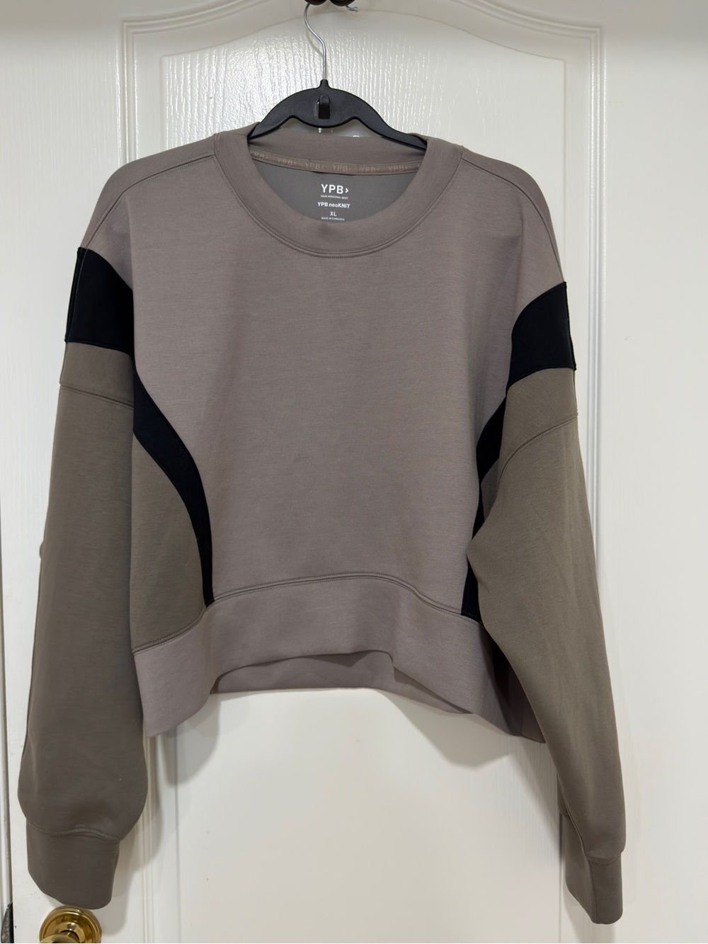 Abercrombie YPB NeoKnit Cropped Colorblock Sweatshirt Taupe Black XL